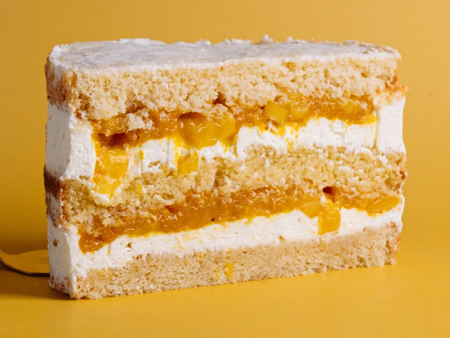 Bizcocho cítrico · mango · maracuyá · frosting de queso crema