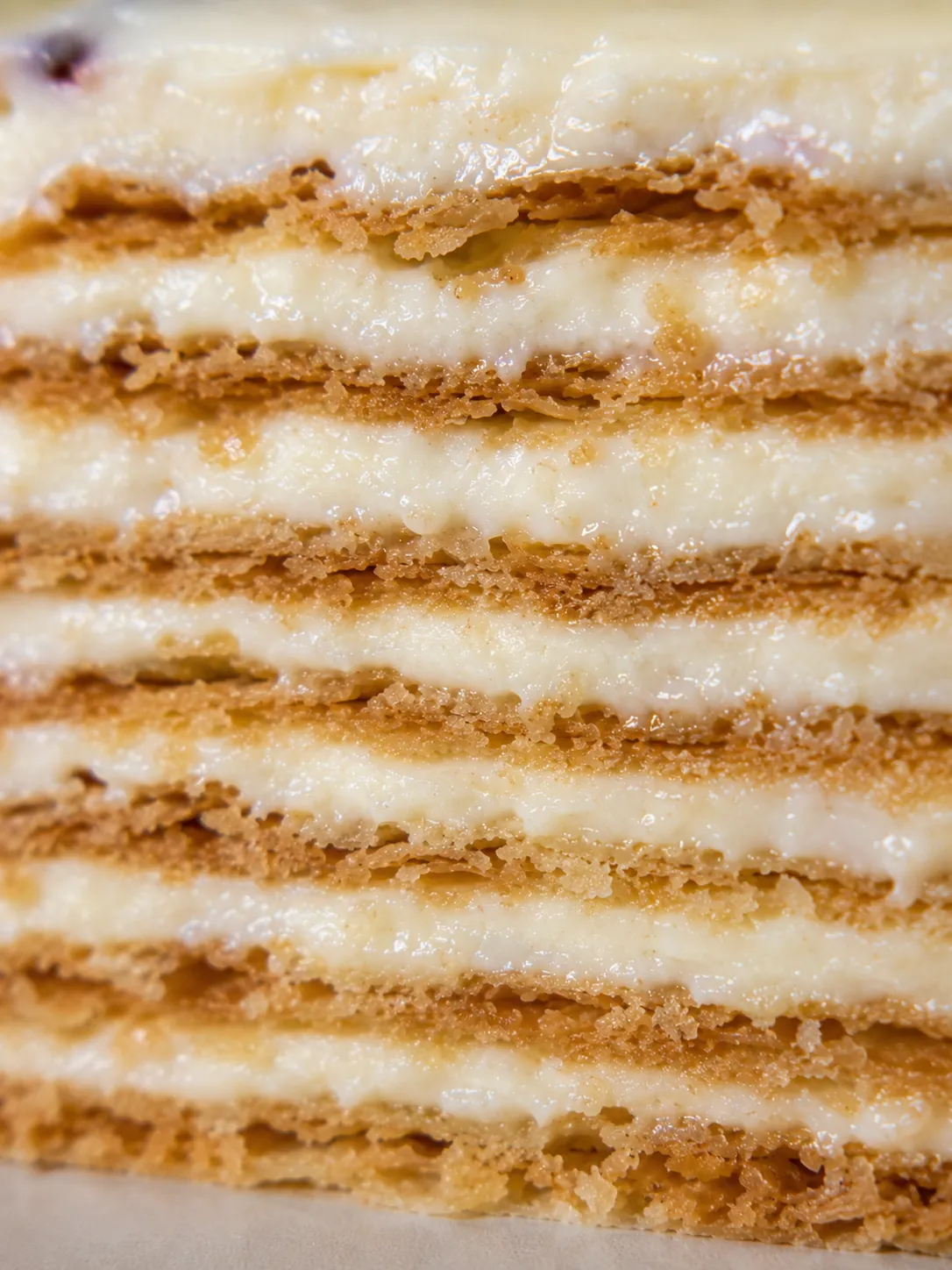 Finas capas de miel con nata agria, el medovik por capas de las cocinas ucranianas.