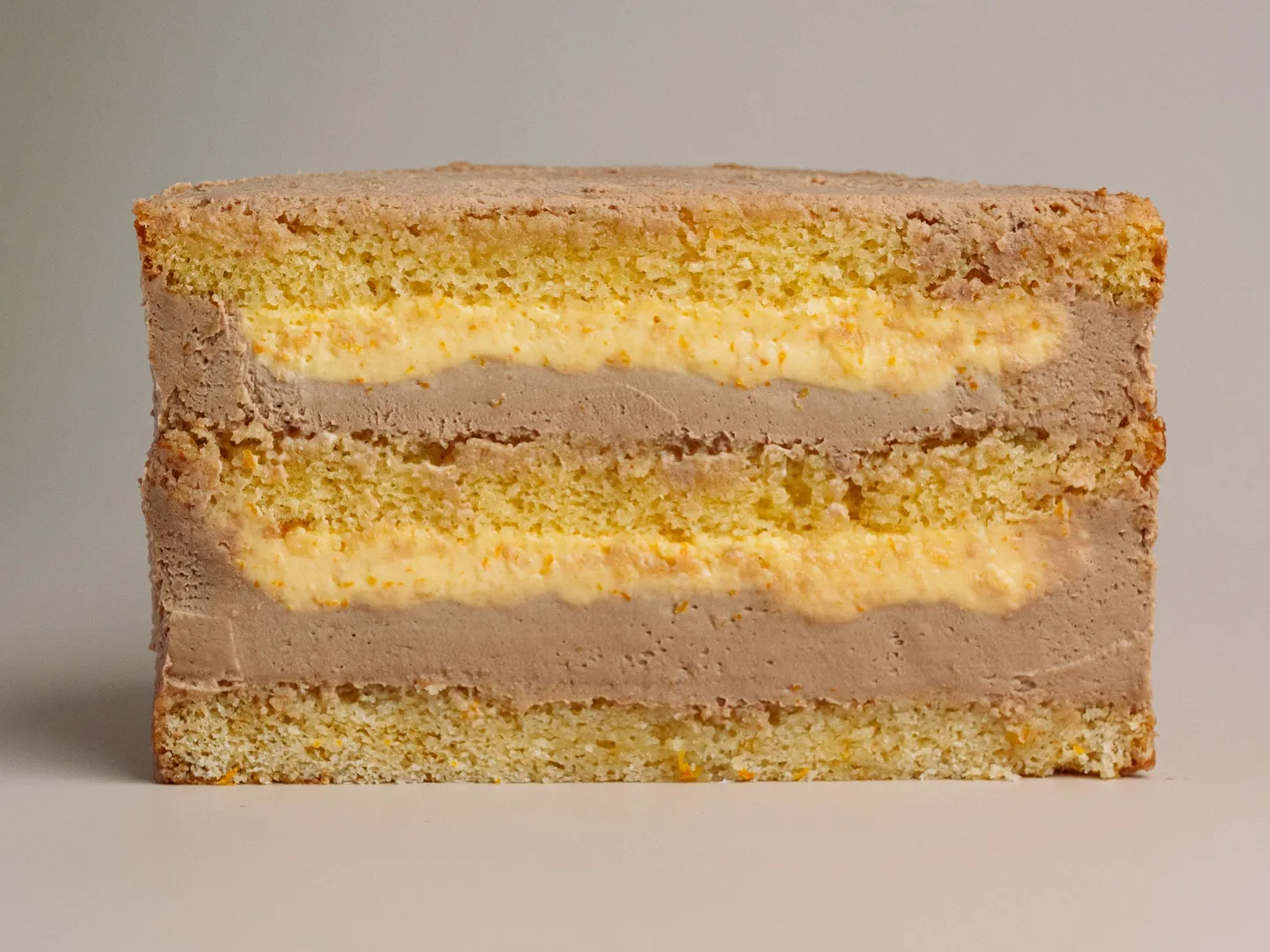 Bizcocho de naranja • crema de naranja • praliné de avellanas y ganache montada de Baileys.